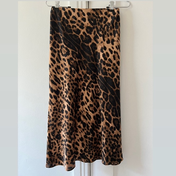 Forever 21 | Leopard Print Midi Skirt - Picture 3 of 4